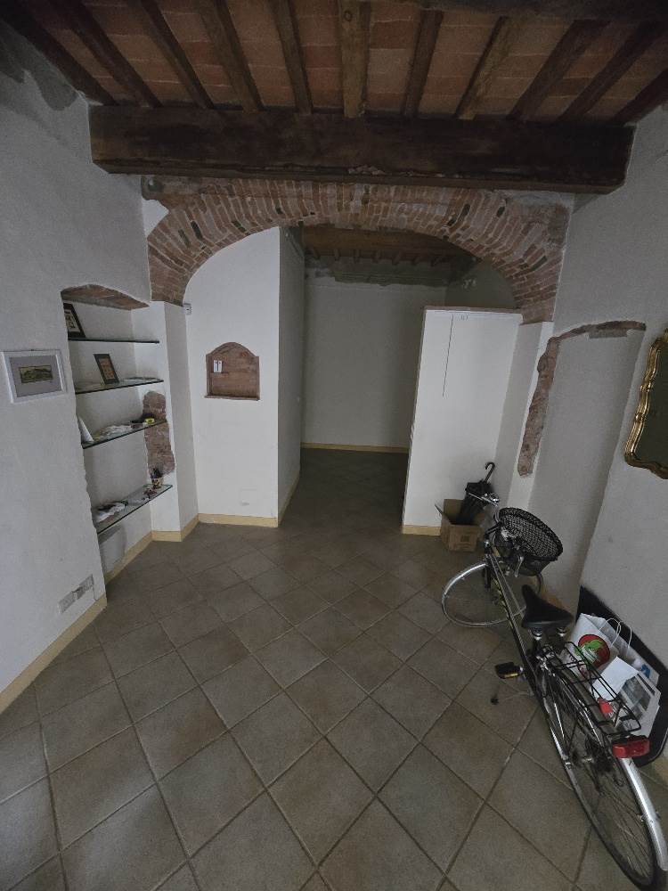 negozio in vendita a Pistoia in zona Centro Città