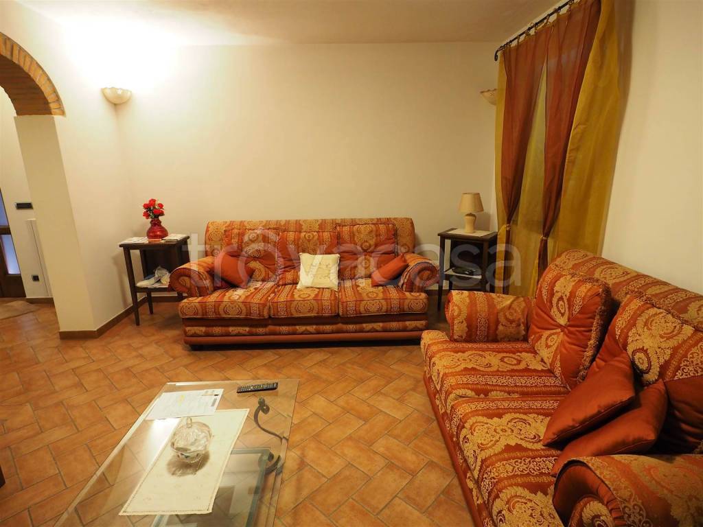 casa indipendente in vendita a Pistoia in zona Bottegone