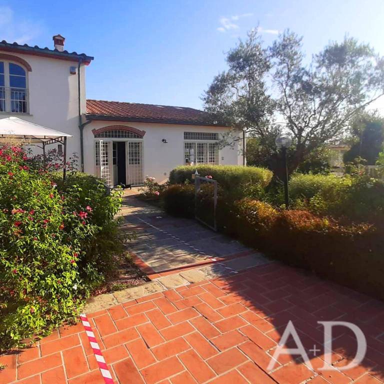 casa indipendente in vendita a Pistoia in zona Pontelungo
