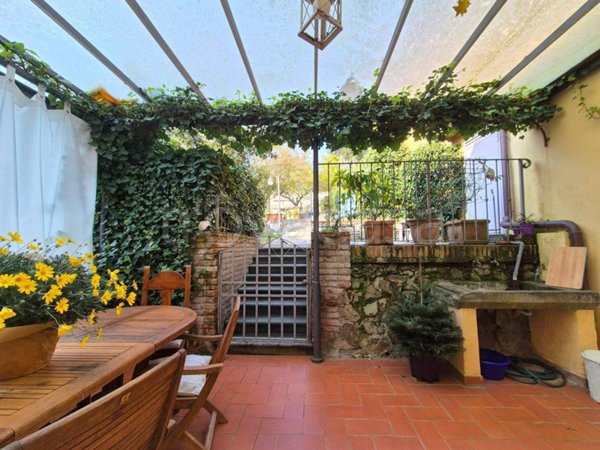 casa indipendente in vendita a Pistoia in zona Cacciaia
