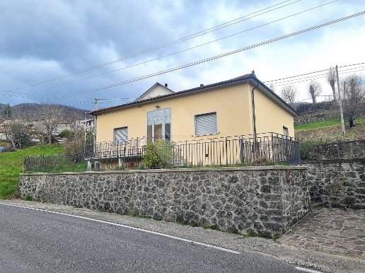 casa indipendente in vendita a Pistoia in zona Le Piastre