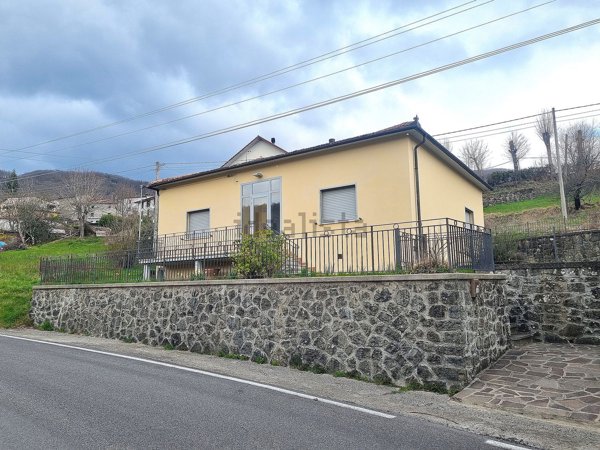 casa indipendente in vendita a Pistoia in zona Le Piastre