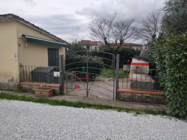 casa indipendente in vendita a Pistoia in zona Bottegone