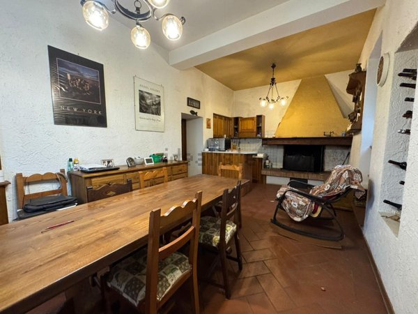 casa indipendente in vendita a Pistoia in zona Pontelungo