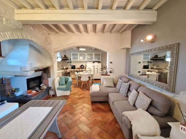 casa indipendente in vendita a Pistoia in zona Bottegone