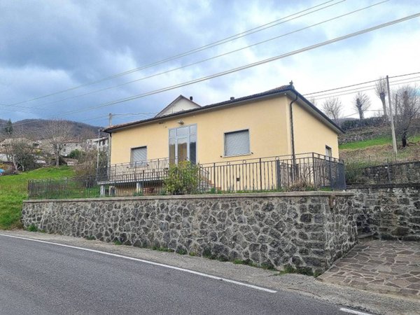 casa indipendente in vendita a Pistoia in zona Le Piastre
