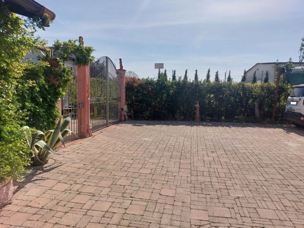 casa indipendente in vendita a Pistoia in zona Bottegone