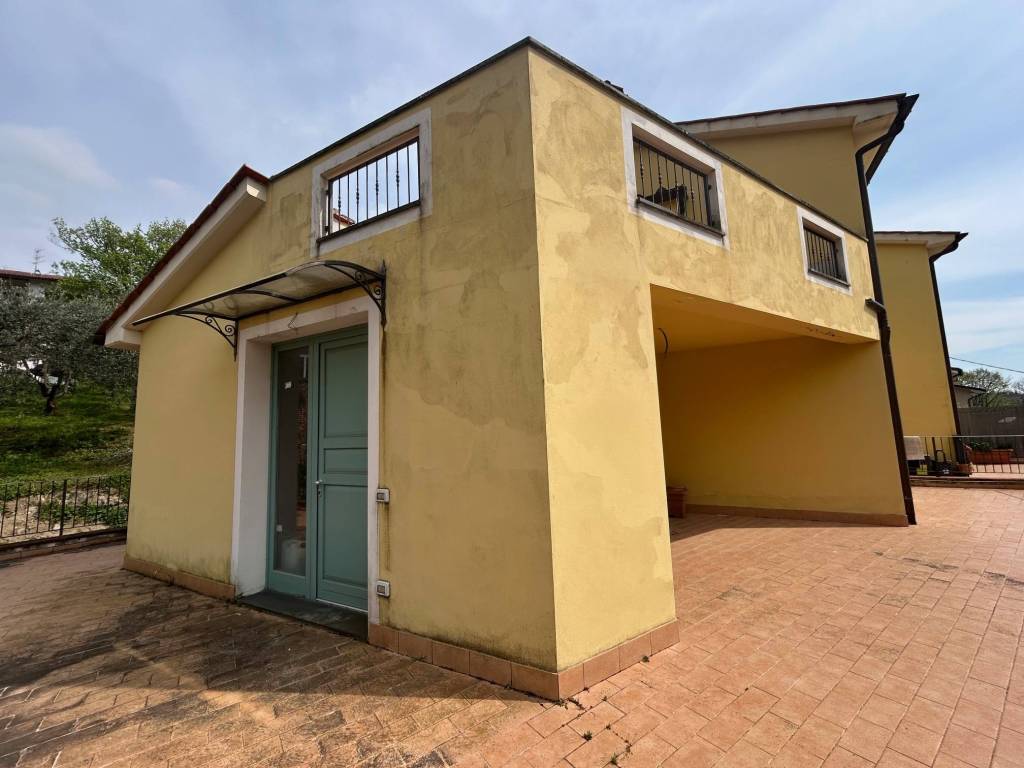 casa indipendente in vendita a Pistoia in zona Santomoro