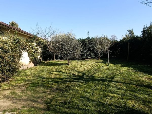casa indipendente in vendita a Pistoia in zona Pontelungo