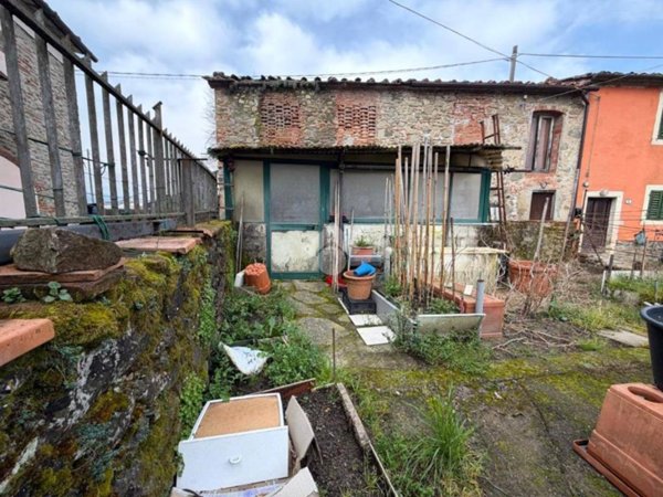 casa indipendente in vendita a Pistoia in zona Spazzavento