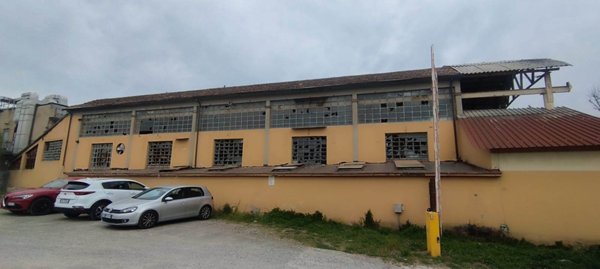 negozio in vendita a Pistoia in zona Pontelungo