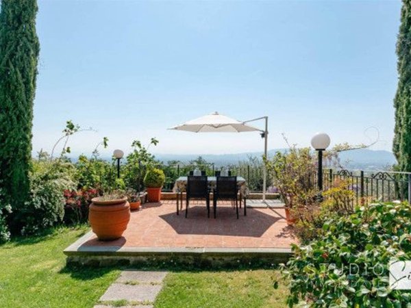 casa indipendente in vendita a Pistoia in zona Cacciaia