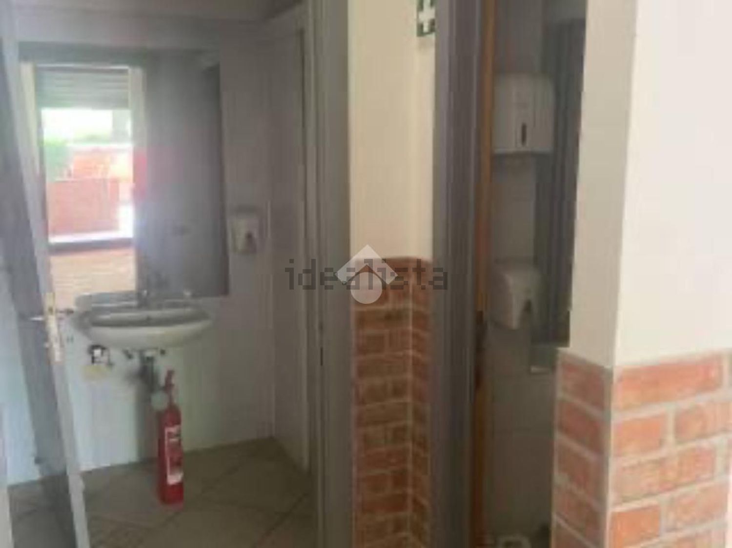 negozio in vendita a Pistoia in zona Stadio