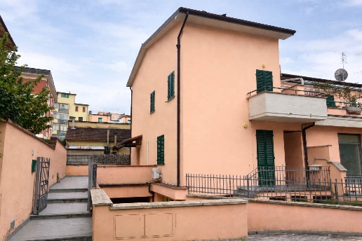casa indipendente in vendita a Pistoia in zona Stadio