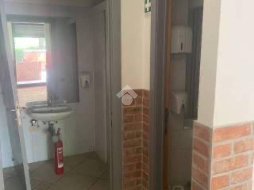 negozio in vendita a Pistoia in zona Stadio