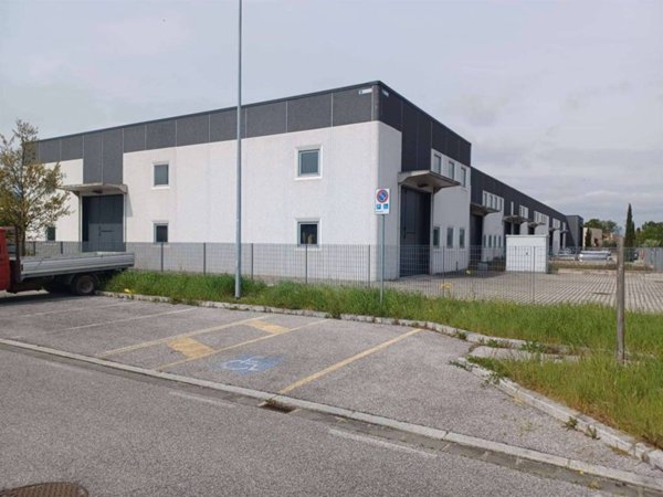 locale commerciale in vendita a Pistoia