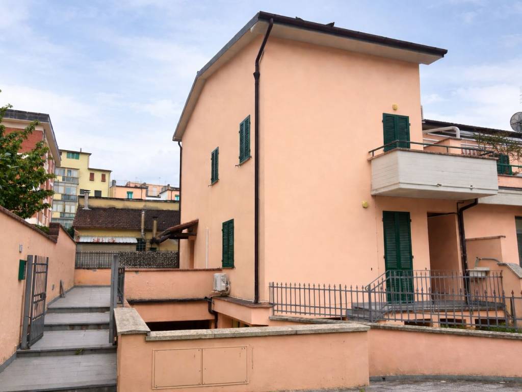 casa indipendente in vendita a Pistoia in zona Stadio