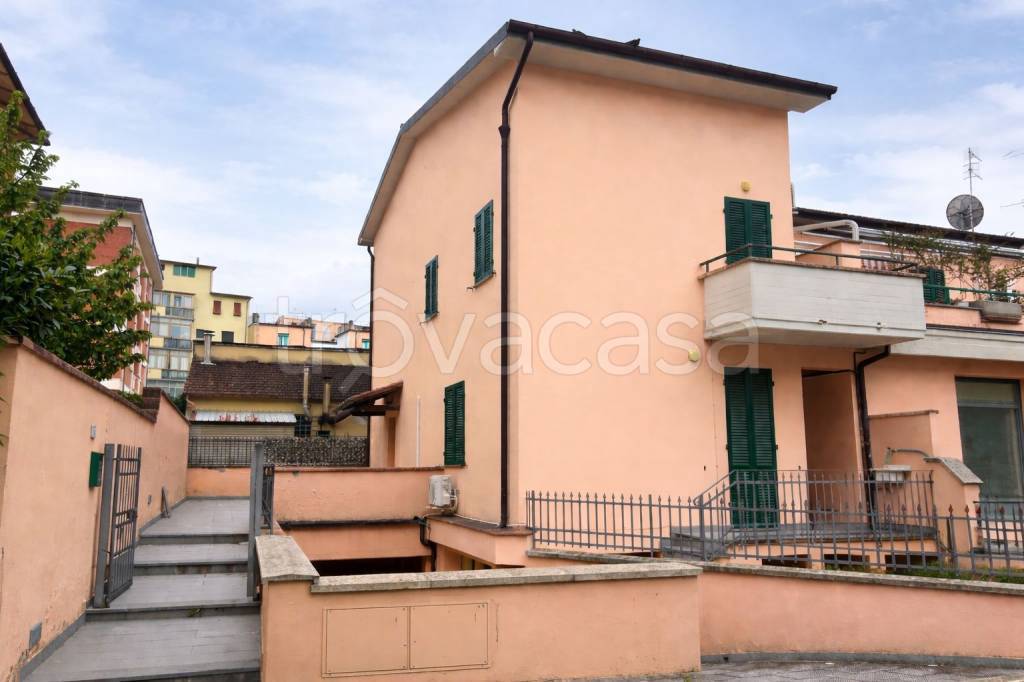 casa indipendente in vendita a Pistoia in zona Stadio