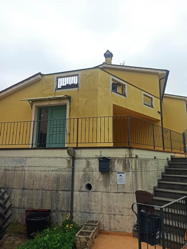 casa indipendente in vendita a Pistoia in zona Villa di Baggio