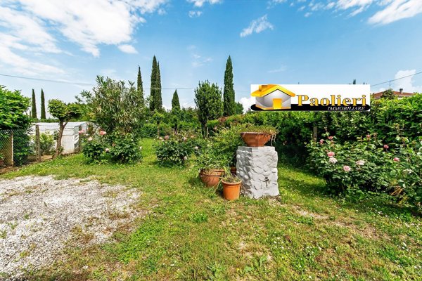 casa indipendente in vendita a Pistoia in zona Bottegone