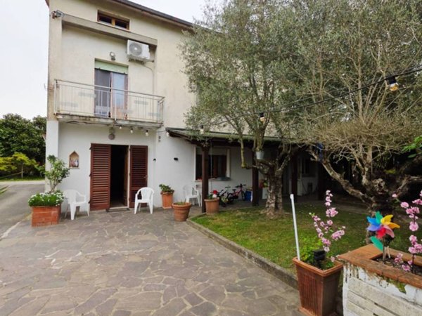 casa indipendente in vendita a Pistoia in zona Spazzavento