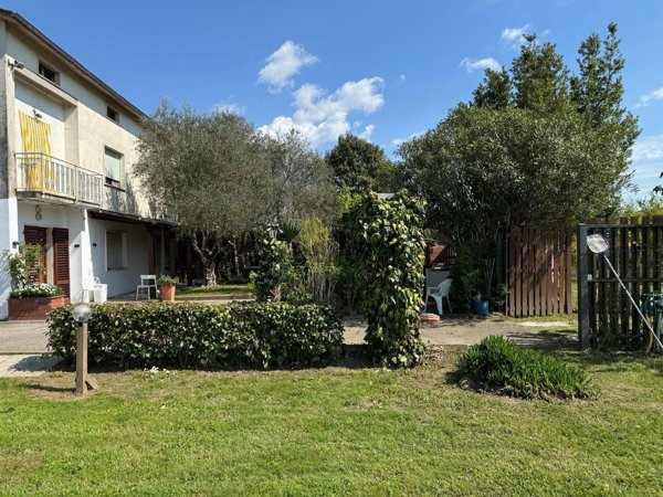 casa indipendente in vendita a Pistoia in zona Bottegone