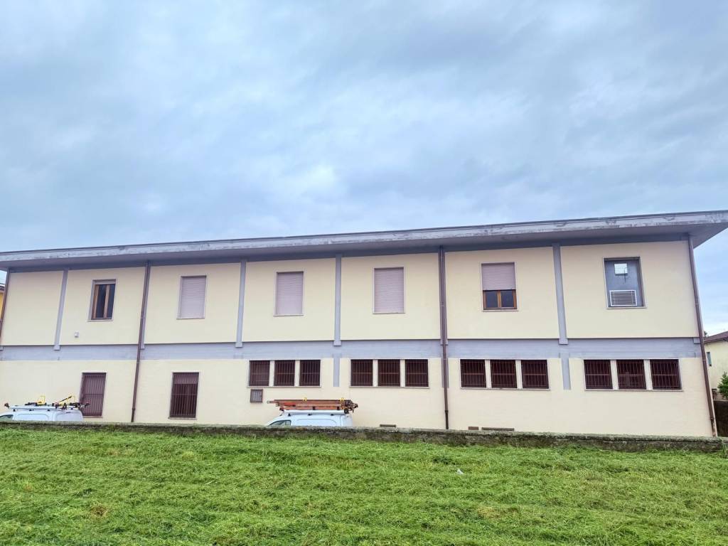 locale commerciale in vendita a Pistoia in zona Stadio