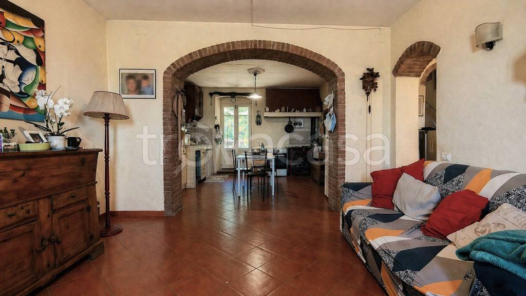 casa indipendente in vendita a Pistoia in zona Le Grazie