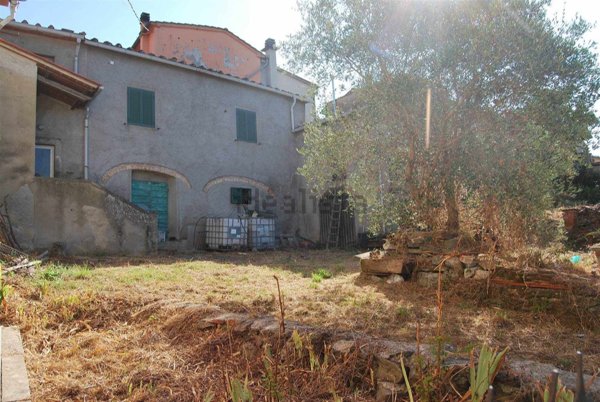 casa indipendente in vendita a Pistoia in zona Stadio