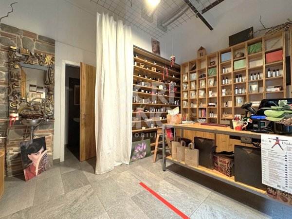negozio in vendita a Pistoia in zona Centro Città