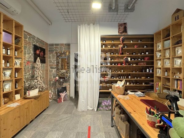 negozio in vendita a Pistoia in zona Centro Città