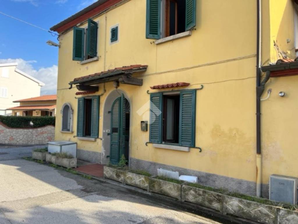 casa indipendente in vendita a Pistoia in zona Bottegone
