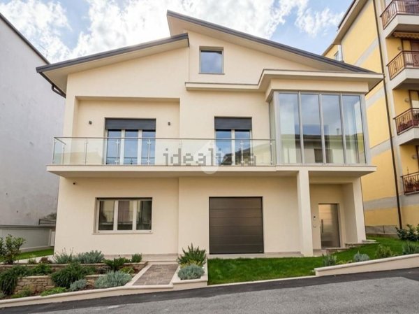 casa indipendente in vendita a Pistoia in zona Stadio
