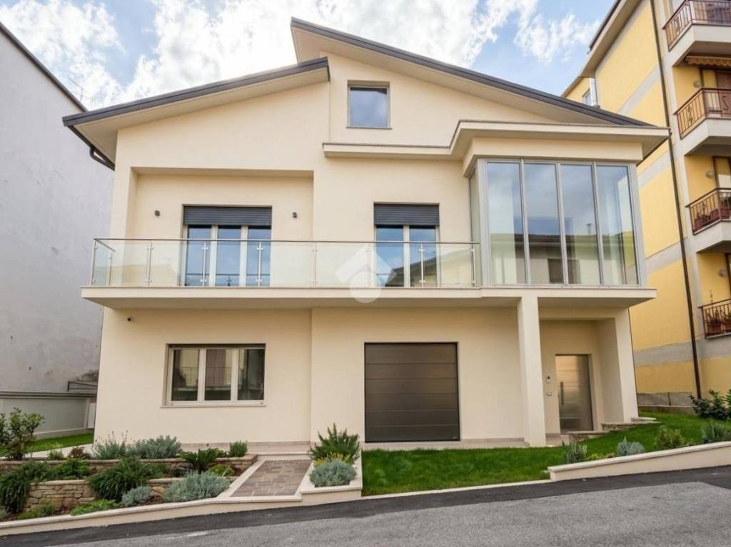 casa indipendente in vendita a Pistoia in zona Stadio