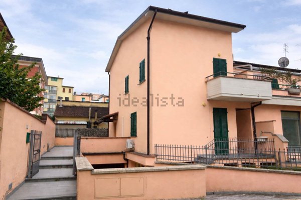 casa indipendente in vendita a Pistoia in zona Stadio