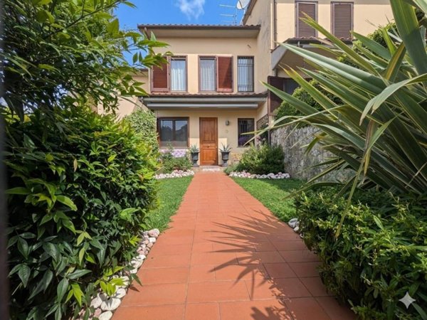 casa indipendente in vendita a Pistoia in zona Santomoro