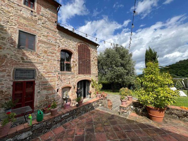 casa indipendente in vendita a Pistoia in zona Spazzavento