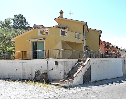 casa indipendente in vendita a Pistoia in zona Baggio