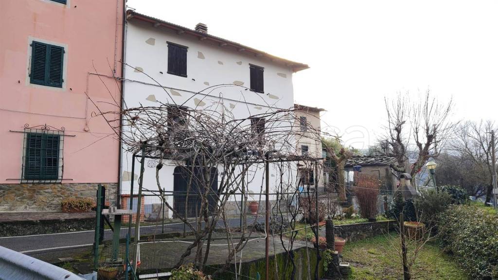 casa indipendente in vendita a Pistoia in zona Baggio