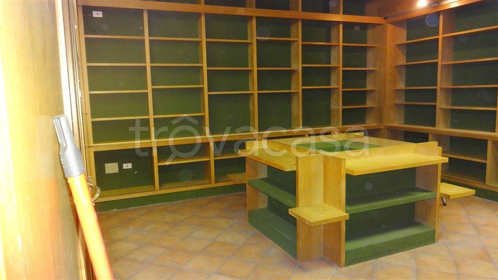 negozio in vendita a Pistoia in zona Bottegone