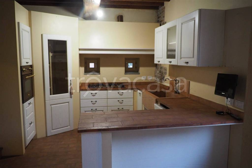 casa indipendente in vendita a Pistoia in zona Acqualunga