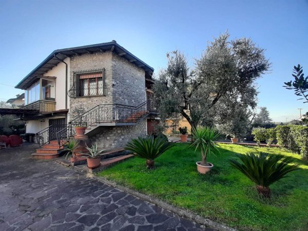 casa indipendente in vendita a Pistoia in zona Cacciaia