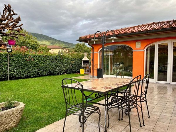 casa indipendente in vendita a Pistoia in zona Cacciaia