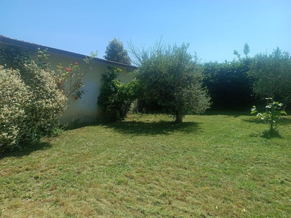 casa indipendente in vendita a Pistoia in zona Bottegone