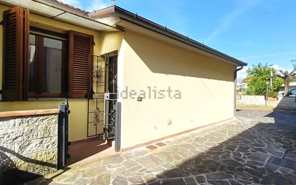 casa indipendente in vendita a Pistoia in zona Bottegone