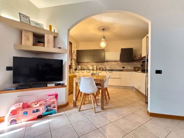 casa indipendente in vendita a Pistoia in zona Pontelungo