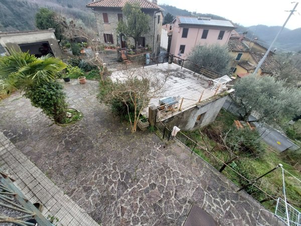 casa indipendente in vendita a Pistoia in zona Villa di Baggio