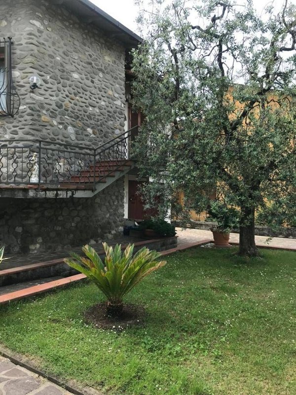casa indipendente in vendita a Pistoia in zona Acqualunga