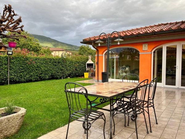casa indipendente in vendita a Pistoia in zona Cacciaia
