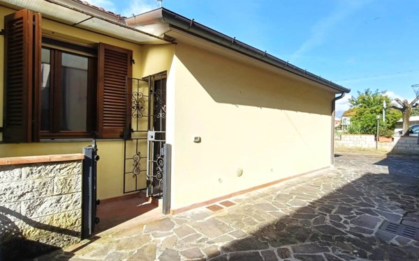 casa indipendente in vendita a Pistoia in zona Bottegone